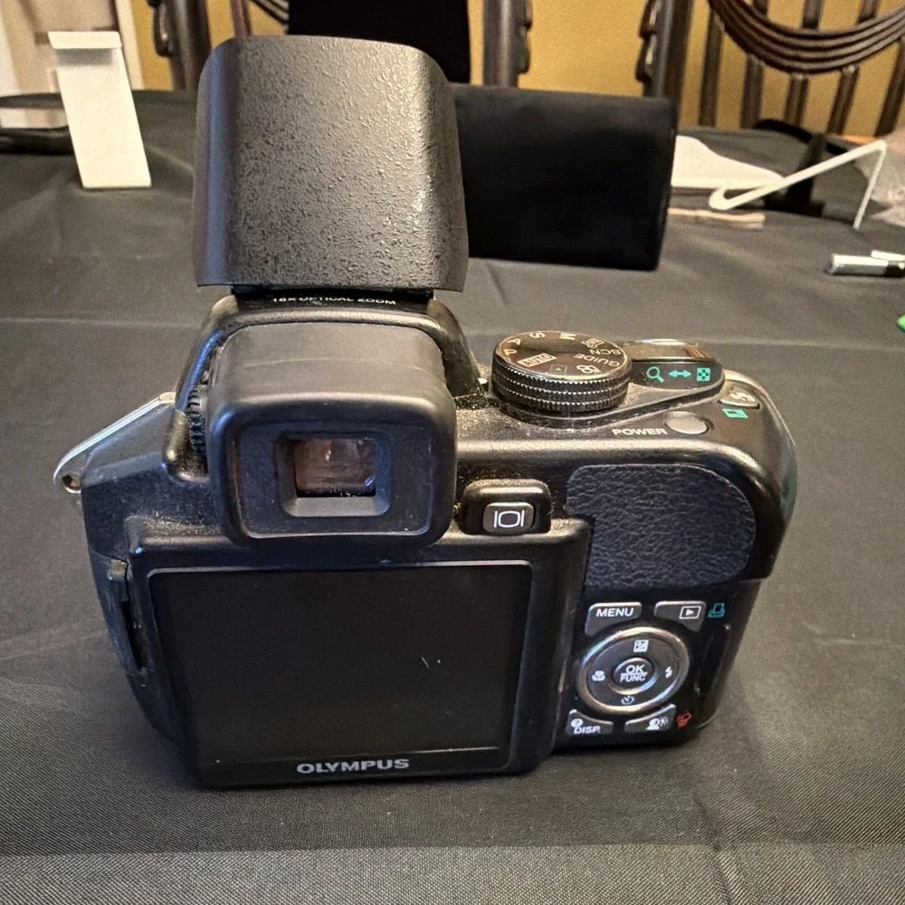 Olympus SP-560UZ 8MP Bridge Camera 18x Optical Zoom Viewfinder Flash Black
